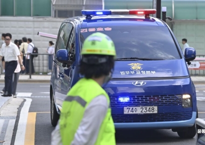 [포토] 김건희 특검 사무실 향하는 법무부 호송차량