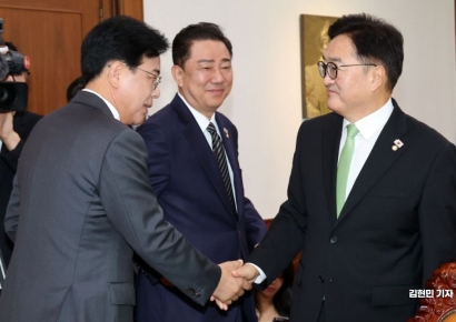 [포토] 여야 원내대표와 인사하는 우원식 의장