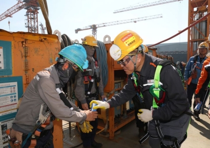 "어떤 것보다도 중요한 건 여러분의 건강과 안전"… 한화오션 김희철 대표,폭염 현장 근로자 손잡아