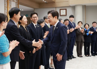 李대통령, 신임 장관 8명에 임명장 전달…"잘 부탁드린다"