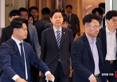 [포토] 굳은 표정으로 공항 나서는 경제부총리