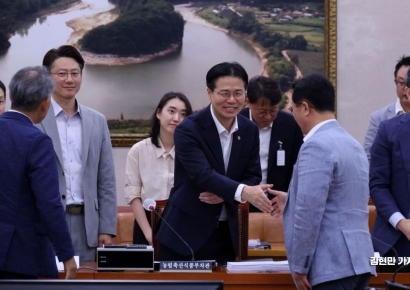 [포토] 여당 의원들과 인사하는 강형석 차관