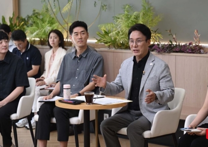 [포토] 김민석 총리, 제1차 K-토론나라 주재