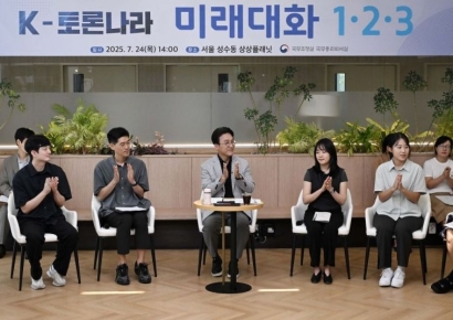 [포토] 박수치는 김민석 국무총리