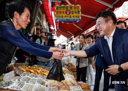 [포토] 민생회복 소비쿠폰 사용 현장 점검 나선 윤호중 장관