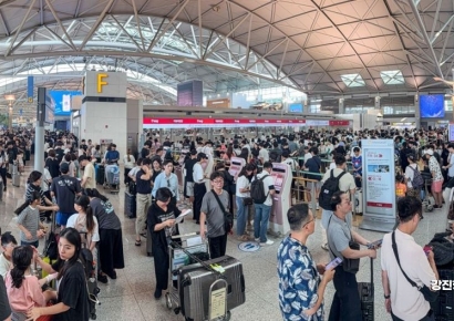[포토] 해외여행객들로 붐비는 인천공항 