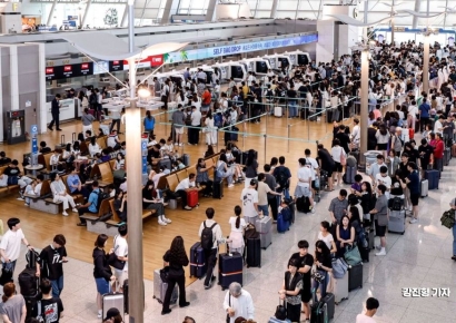 [포토] 본격 여름 휴가철 앞두고 북적이는 인천공항