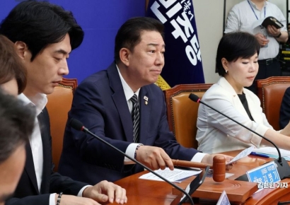 [포토] 최고위원회의 주재하는 김병기 대행