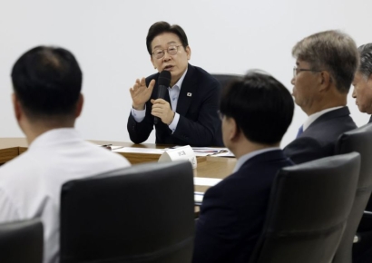 '산재 사망사고' SPC공장 찾은 李대통령 "돈 때문에 안전·생명 희생, 정말 바꿔야"