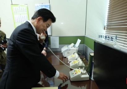 [포토] 남북직통전화 점검하는 정동영 장관