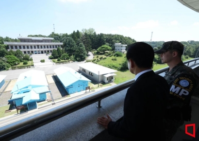 [포토] 판문각 살펴보는 정동영 통일부 장관