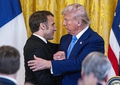 어깨 두드리며 "세 번 합시다"…마크롱에게 3선 '야욕' 드러낸 트럼프