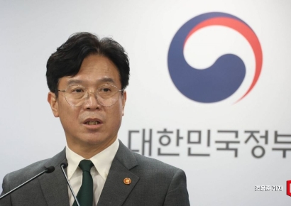 [포토] 노란봉투법 관련 브리핑하는 김영훈 장관