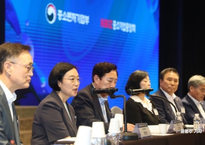[포토] 중소기업인 만나는 한성숙 장관