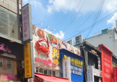 "손님 잡으려면 어쩔 수가"…극한 폭염에 계속되는 '개문 냉방'