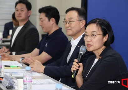 [포토] 성실상환 소상공인 지원 밝히는 한성숙 장관