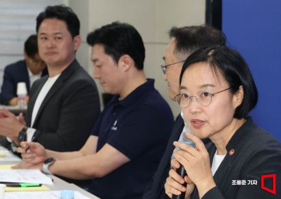 [포토] 소상공인 첫 릴레이 간담회 참석한 한성숙 장관