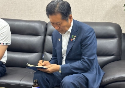[동행취재기]정청래 "보훈도 민주당"…수첩엔 아이디어 빼곡