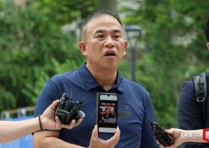 [포토] 휴대폰 영상 보여주는 명태균씨