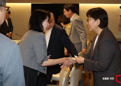 [포토] 인사 나누는 정은경 장관