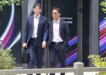 어젠 얼굴 파묻고, 오늘은 선글라스 끼고…'김건희 오빠' 달라진 모습