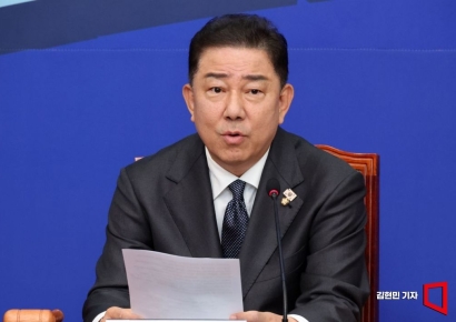 與 김병기 "‘10억원’ 대주주 기준 상향 가능성 검토"