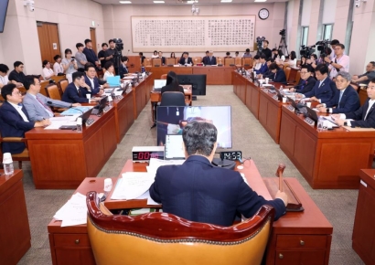 민주 "尹, 옷도 안입고 조사거부 추잡"…국힘 "망신주기 없어야"