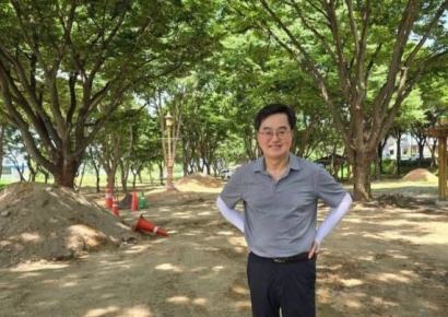 '맨발길 예찬론자' 김동연 "흙향기 맨발길 1천개 차질없이 추진"