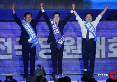 [포토] 당원 향해 인사하는 정청래-박찬대-황명선