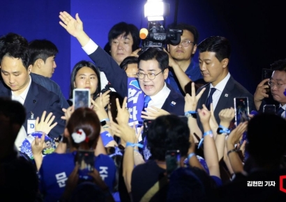 [포토] 당원들에게 인사하는 박찬대 후보