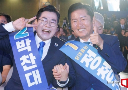 [포토] 포즈 취하는 박찬대-정청래