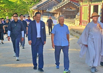 文 전 대통령, 여름휴가차 해남行…청년시절 고시방 방문