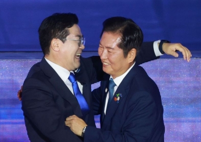 [포토] 박찬대와 포옹하는 정청래 신임 대표