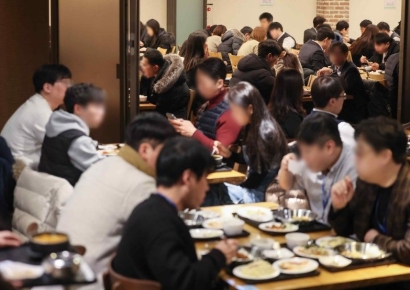 부장님과 밥 같이 먹다 '화들짝'…Z세대가 꼽은 불편한 질문 1위는