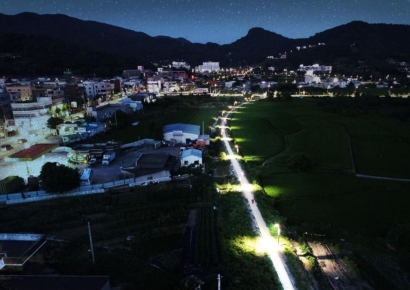 전남 화순읍 '맨발걷기 산책로' 밝힌 LED 조명에 주민들 환호