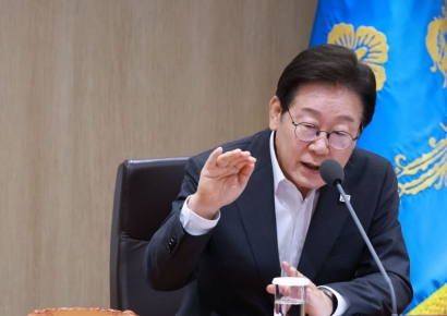 李대통령 "가짜 뉴스 유튜버, 수익 몇 배 물게 해야…'징벌적 배상' 대응이 최선" 