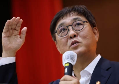 최휘영 장관, 국립극단 '삼매경' 관람·출연진 격려
