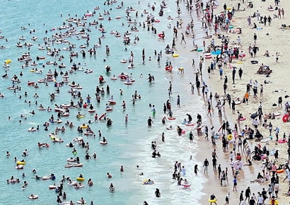 이곳은 지금 '물 반 사람 반'…해수욕장 3곳에만 58만명 몰렸다