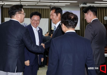 [포토] 의원들과 인사하는 정청래 대표