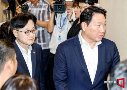 [포토] 면담장 들어서는 김정관 장관-최태원 회장