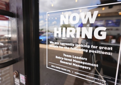 美 신규 실업수당 청구, 팬데믹 후 최대폭 증가…"장기 흐름은 안정적"