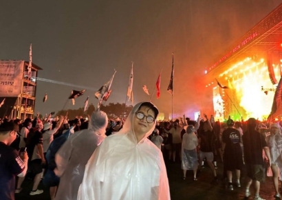 우비 입고 활짝…한동훈, 락 페스티벌 제대로 즐겼다