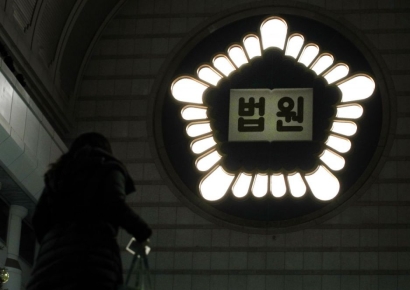 "전 남친 아이일까봐"…의류수거함에 유기한 여성, 항소심도 징역 4년