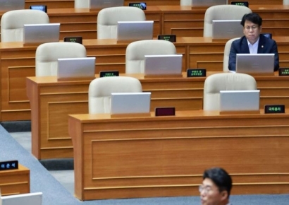 [포토] 방송법 개정안 필리버스터 듣는 이진숙 방통위원장