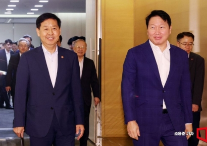 [포토] 성장전략 1차 회의 참석한 구윤철 경제부총리와 최태원 회장 