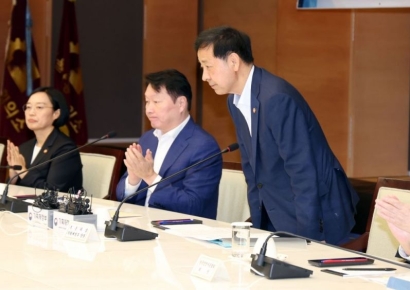 [포토] 인사하는 구윤철 경제부총리