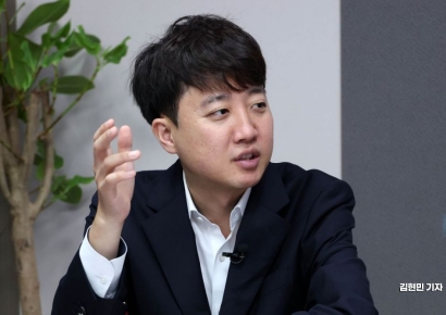 이준석 "홍매화 기념식수 주술이라더니…한학자에 큰절하고 돈 받은 건 종교의탁"