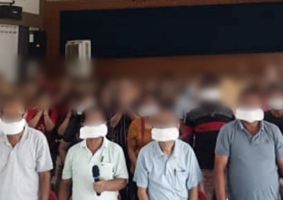 입에 '생리대' 붙이고 "흡수력 있는 침묵"…막장 시위에 말레이시아 발칵