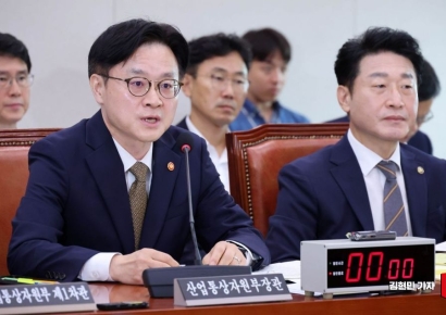 [포토] 답변하는 김정관 산업통상자원부 장관