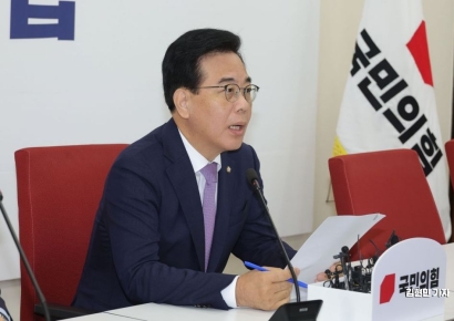 [포토] 기자간담회 하는 국민의힘 송언석 비대위원장